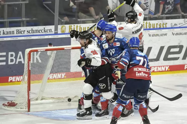 Jubel f&uuml;r K&ouml;ln: Andreas Thuresson (links) hat das 2:0 f&uuml;r die Haie erzielt. 
