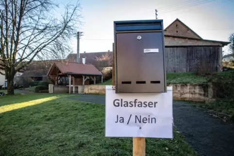 Ihre Meinung zum Thema UGG und Glasfaser konnten die Rosenkopfer in einen Briefkasten am Dorfplatz werfen.