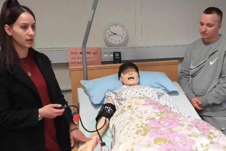 Fatima und Joshua an der Pflegepuppe. 
