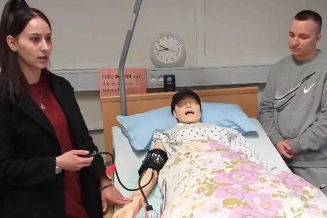 Fatima und Joshua an der Pflegepuppe. Fatima und Joshua an der Pflegepuppe.