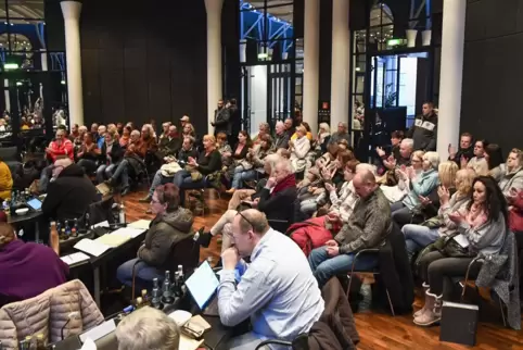 Beschäftigt die Bürger: Als die Asylunterkünfte am 8. Februar den Stadtrat beschäftigten, waren die Zuhörerplätze voll besetzt.