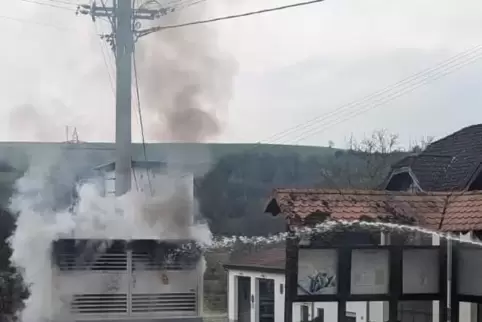 Dichter Qualm aus dem Trafohäuschen: Der Brand in dem Verteilerkasten in St. Julian hat am Mittwoch zu einem längeren Stromausfa
