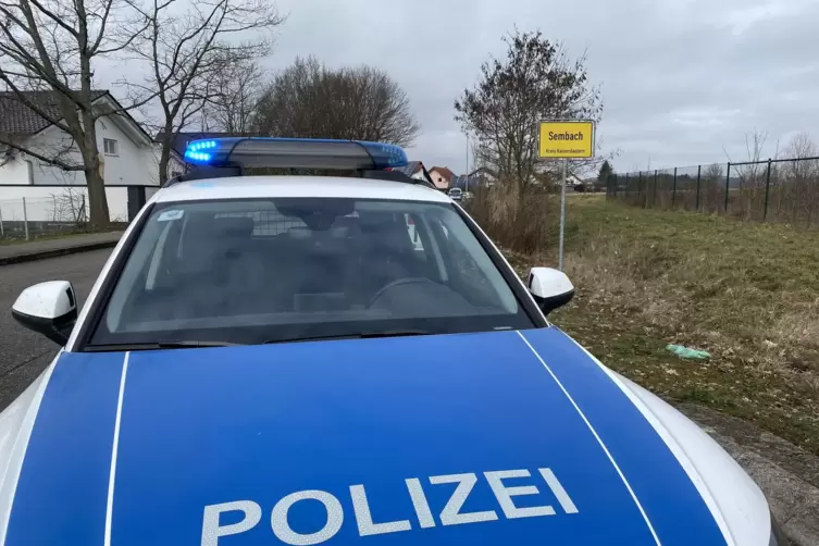 Zunächst war lediglich ein Unfall in Sembach gemeldet worden. Am Steuer des einen Autos fanden die Polizisten jedoch eine leblos