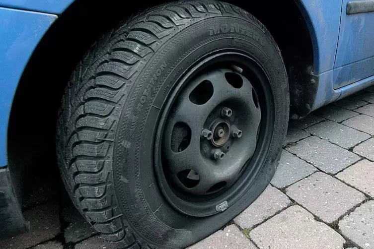Alle Reifen wurden bei Fahrzeugen in der City zerstochen.