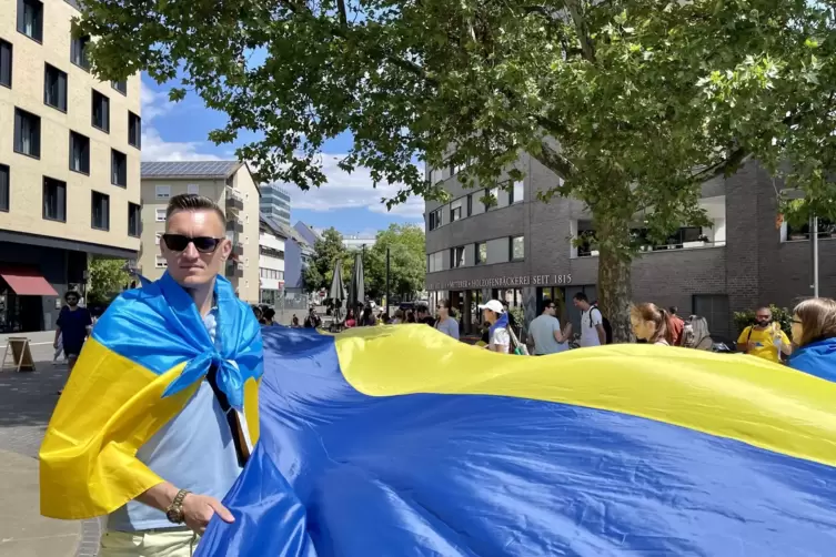 In eine Ukraine-Fahne geh&uuml;llt: Niko Kern war bei einigen Kundgebungen.