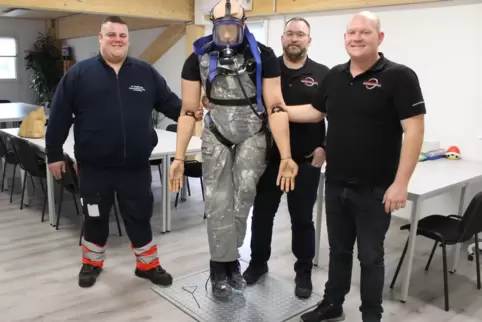 Rettungssanitäter Nils Vogelsang (links) hat vor einem Jahr mit seinem Freund Sascha Schott (rechts) eine Firma gegründet. In de