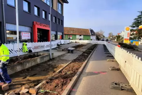 Hat während der Parkplatz-Bauarbeiten weiterhin geöffnet: die Burg-Apotheke in Wachenheim. 