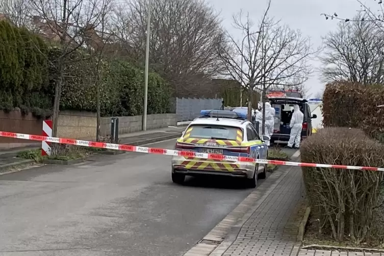 Selbst Stunden nach der Tat waren die Spurensicherungs-Spezialisten der Polizei noch vor Ort.