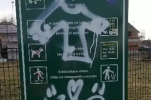 Auf dem Spielplatz wurde mit weißer Farbe gesprüht. 