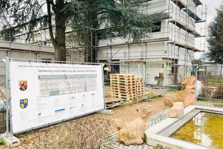 Die Sanierung des Schulgeb&auml;udes ist in vollem Gange. Im Juli sollen die Arbeiten abgeschlossen werden.