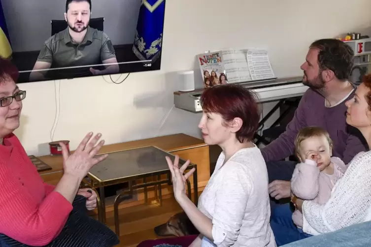 Verfolgen eine TV-Ansprache des ukrainischen Präsidenten Wolodymyr Selenskyj: Stefan Schreiber, Ehefrau Veronika Pogorelova mit 