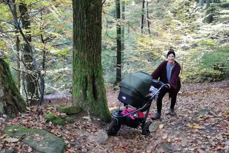 Geländegängiges Gefährt: Unterwegs mit dem Nachwuchs im Kinderwagen geht es im Pfälzerwald über Stock und Stein.