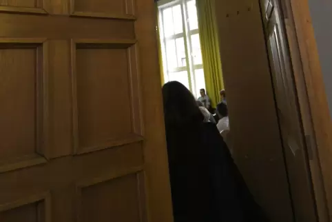 Während das mutmaßliche Opfer vernomen wurde, blieb die Tür zum Gerichtssaal verschlossen. Wie sie die Aussage der Jugendlichen 