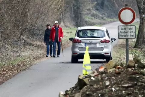 Hartmut Eichhorn und seine Frau Brigitte spazieren oft auf dem Mühlenweg, weil es hier schön eben ist und der Weg asphaltiert. A