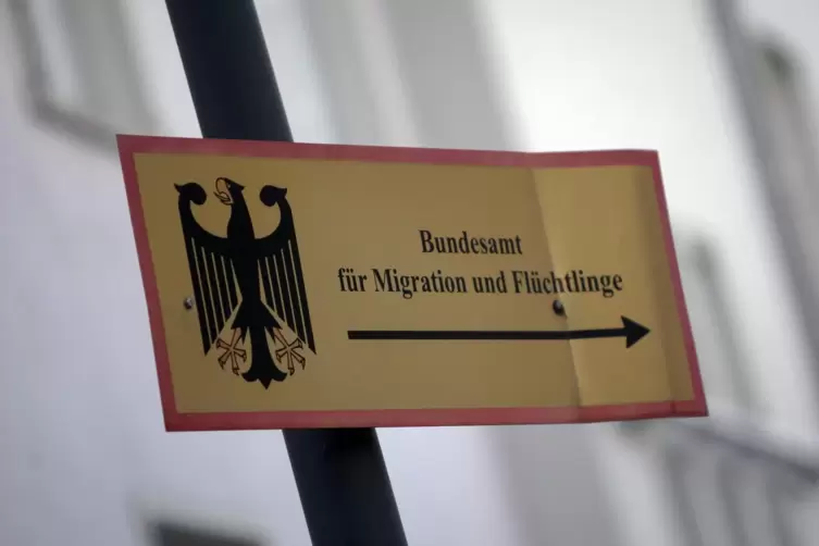Weil derzeit viele Flüchtlinge nach Deutschland kommen und kurzfristig auf die Kommunen verteilt werden, spitzt sich die Wohnung