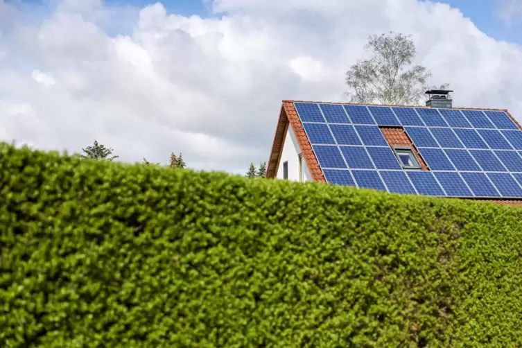 Von den Energieversorgern unabhängig sein dank Solarstrom: Immer mehr Deutsche setzen darauf. Eine Hausbatterie hilft dabei.