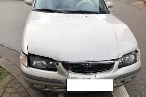 An den Unfallfahrzeugen entstand ein Schaden von mehreren hundert Euro. 