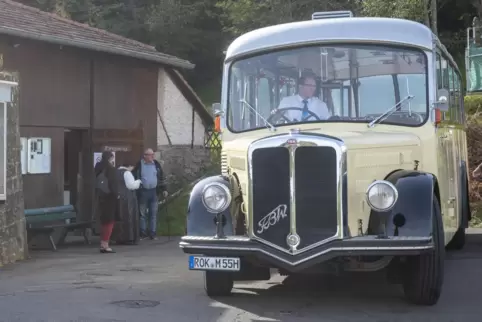 Der Oldtimerbus vor dem Wolfsteiner Kalkbergkwer. 