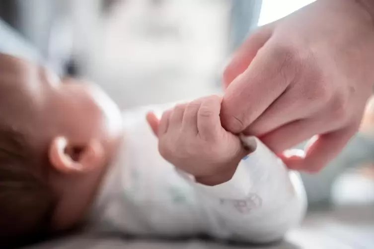 Wer sich fürs Babysitten interessiert, kann sich im Vorfeld wichtige Grundlagen aneignen.