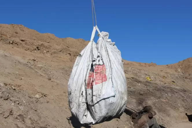 Unvergessen: ausgebaute Big Bags mit illegal entsorgtem Müll, darunter auch gefährlicher Abfall.