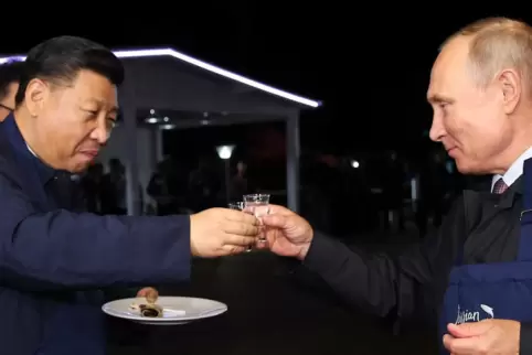 Stoßen miteinander an: der chinesische Präsident Xi Jinping und sein russischer Amtskollege Wladimir Putin. Seit das Foto im Her
