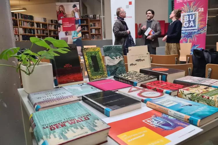 In der Stadtbibliothek liegen schon jetzt die Werke der Autoren aus, die zu den Klimalesungen der Buga eingeladen werden konnten