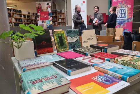 In der Stadtbibliothek liegen schon jetzt die Werke der Autoren aus, die zu den Klimalesungen der Buga eingeladen werden konnten