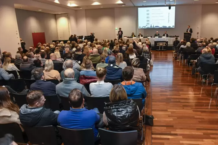 Rund 260 Besucher kamen zu der Info-Veranstaltung ins Frankenthaler Congress-Forum.