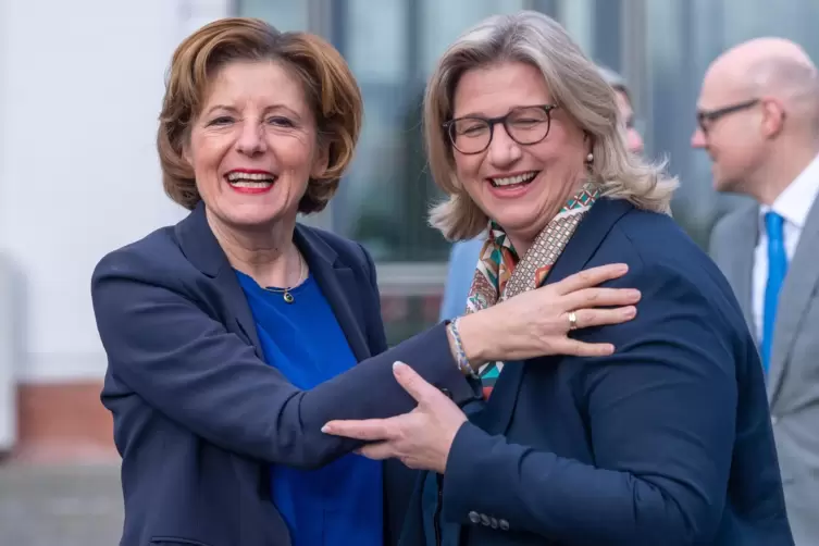 Verstehen sich gut: die Ministerpräsidentinnen Malu Dreyer (li.) und Anke Rehlinger. 