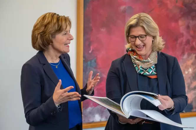 Die rheinland-pfälzische Ministerpräsidentin Malu Dreyer (SPD) beim Antrittsbesuch bei ihrer Amtskollegin, der saarländischen Mi Die rheinland-pfälzische Ministerpräsidentin Malu Dreyer (SPD) beim Antrittsbesuch bei ihrer Amtskollegin, der saarländischen Mi