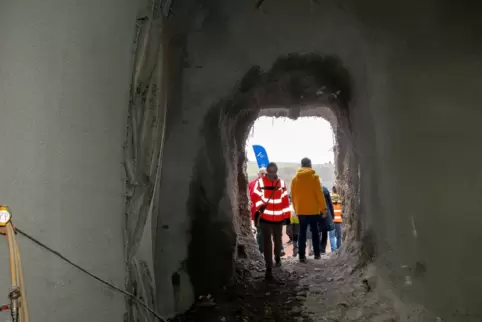 Nach dem Durchbruch: Ein Gang bot Besuchern Gelegenheit, sich im Tunnelinnern umzuschauen. 