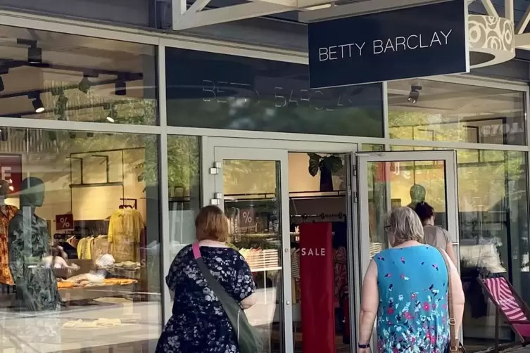 Darf die Modemarke Betty Barclay die Türen seines Geschäfts im Outlet Zweibrücken auch in diesen Sommerferien öffnen? Stellvertr