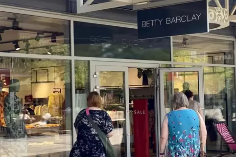 Darf die Modemarke Betty Barclay die Türen seines Geschäfts im Outlet Zweibrücken auch in diesen Sommerferien öffnen? Stellvertr