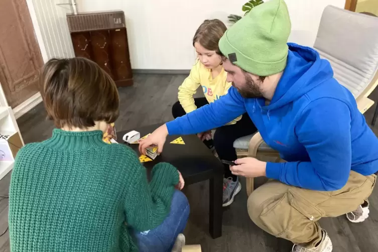 Laura (links) und Leonie Zwingmann testeten den Jugendtreff gleich in der ersten Woche &ndash; hier beim Kartenspiel in der Brettspiel