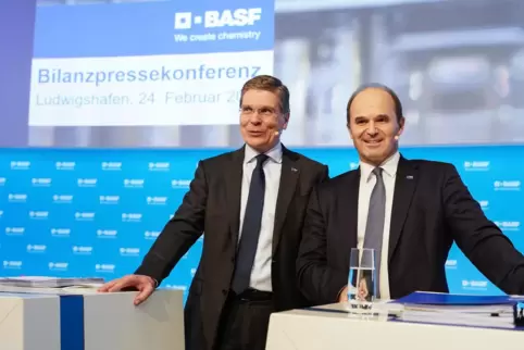 Hans-Ulrich Engel (links), Finanzvorstand der BASF, und Martin Brudermüller, der Vorstandsvorsitzende, bei der Bilanzpressekonfe