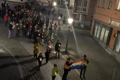 Etwa 100 Menschen zogen mit Friedenslichtern vom Römerplatz zur Paulskirche. Etwa 100 Menschen zogen mit Friedenslichtern vom Römerplatz zur Paulskirche.