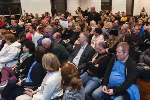 260 der 450 Plätze im Konferenzzentrum des CFF waren besetzt. Stefan Hannappel, Vorsitzender des SV Studernheim, formuliert Krit 260 der 450 Plätze im Konferenzzentrum des CFF waren besetzt. Stefan Hannappel, Vorsitzender des SV Studernheim, formuliert Krit