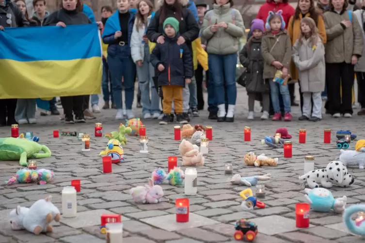Ukrainer erinenrn an das Leid ihrer Landsleute im Kriegsgebiet. 