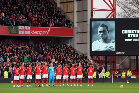 Schweigeminute in Englands Premier League zum Gedenken an den in der Türkei ums Leben gekommenen Christian Atsu .