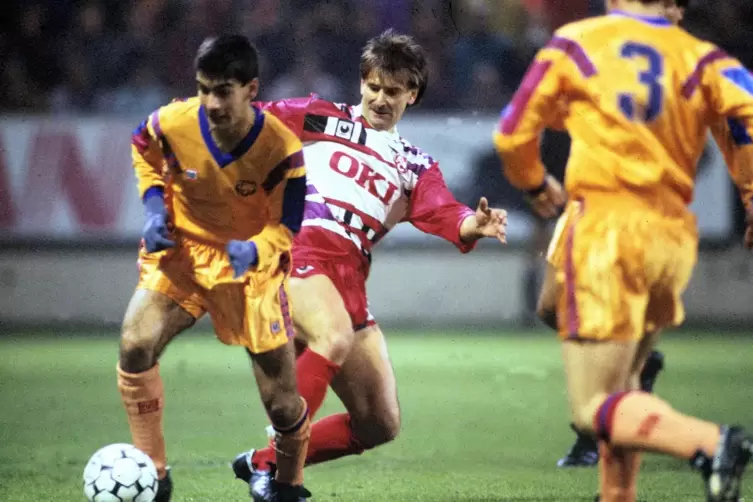 Demir Hotic (Mitte), hier im Spiel des FCK gegen den FC Barcelona. 