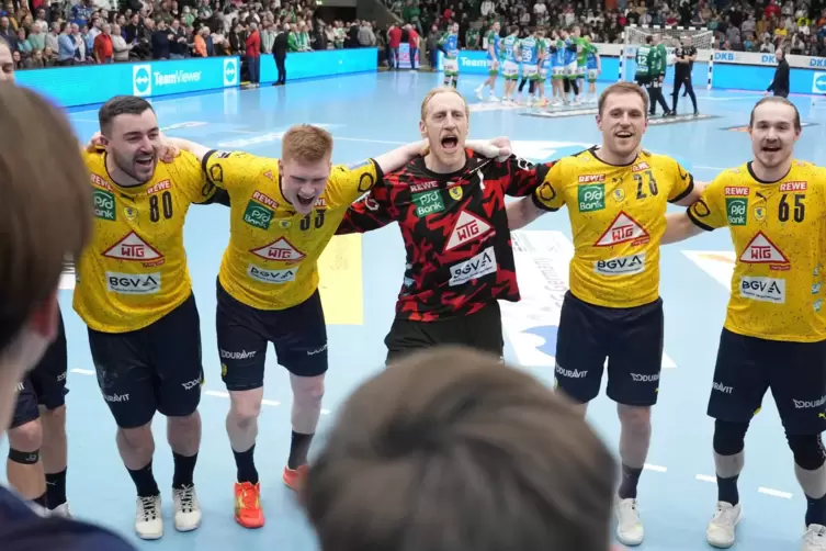 Die Löwen feiern: Jannik Kohlbacher, Ymir Gislason, Mikael Appelgren, Albin Lagergren und Lukas Nilsson (von links).