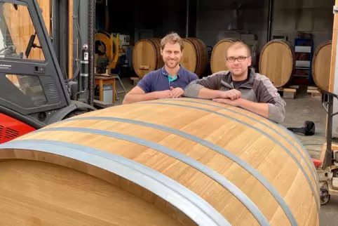 Michael Fleischmann (links) und Marcus Vetter (rechts) haben sich mit ihrer Küferei Fasswerk im Hinterweidenthaler Industriegebi