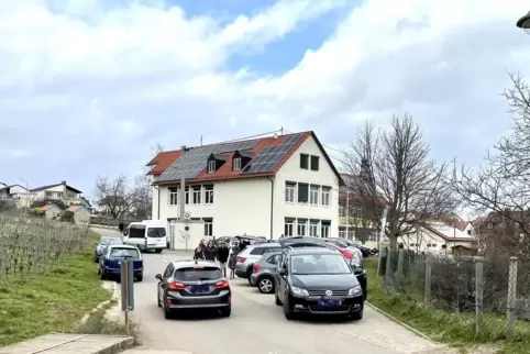 Wildes Parken und keine Wendemöglichkeit für große Schulbusse: In der Backhausgasse gibt es Handlungsbedarf.