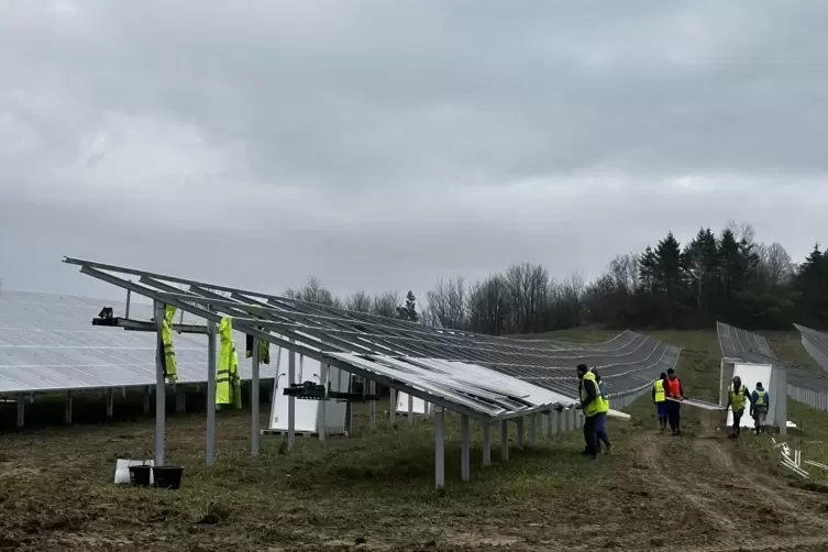Der erste Solarpark im Zweibrücker Land wird derzeit auf der anderen Seite der Autobahn Richtung Walshausen gebaut. 