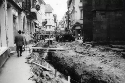 Bauarbeiten 1972: die Hauptstraße mit der Stiftskirche rechts ... 