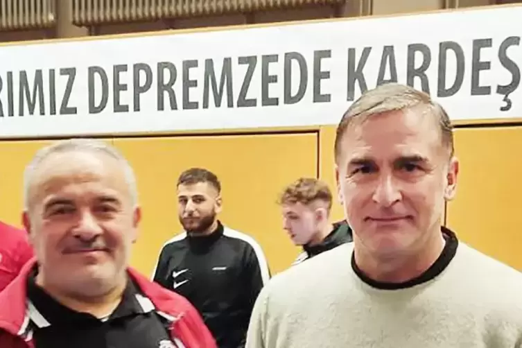 Überraschender Gast war der einstige Nationalspieler Stefan Kuntz (rechts), hier mit Schiedsrichter Cemalettin Urhan.