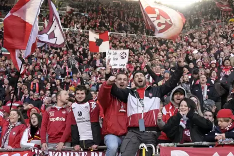 Die Lauterer Fans feiern den Sieg gegen Fürth.