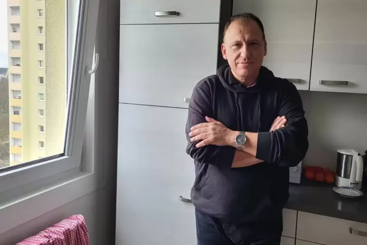 Warten auf eine amtliche Entscheidung: Dmitry Sokolnikov in seiner Küche in Wörth. 