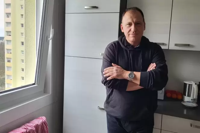Warten auf eine amtliche Entscheidung: Dmitry Sokolnikov in seiner Küche in Wörth.