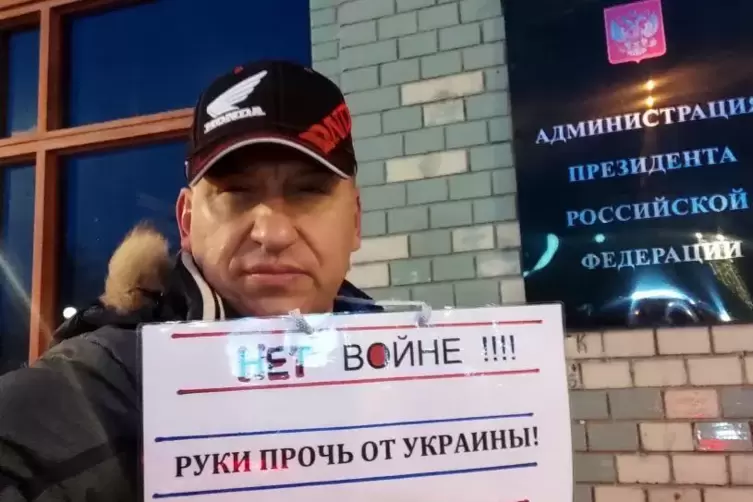 Der Grund f&uuml;r die Flucht: Dmitry Sokolnikov in Moskau beim Protest gegen den Krieg. 